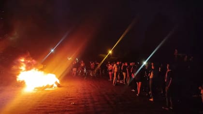 Un grupo de autoconvocados prendieron fuego cubiertas y un colchón sobre la vereda de la casa de la fiscal