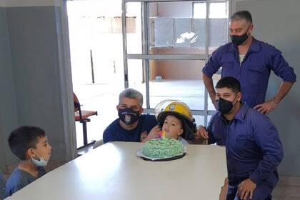 Un grupo de bomberos voluntarios salvó a un niño de tres años y el pequeño decidió ir a festejar su cumpleaños al cuartel