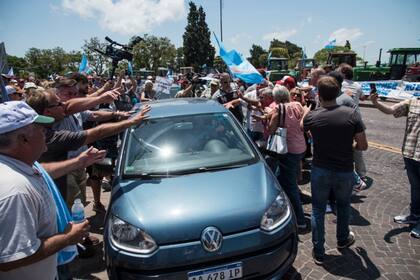 Un grupo de chacareros se abalanzó sobre el auto, al que comenzaron a golpear y patear