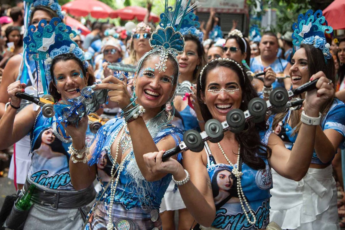 Un grupo de chicas del bloco Só Caminha sonríen durante el carnaval en las calles de Río de Janeiro.