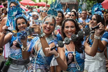 Un grupo de chicas del bloco Só Caminha sonríen durante el carnaval en las calles de Río de Janeiro.
