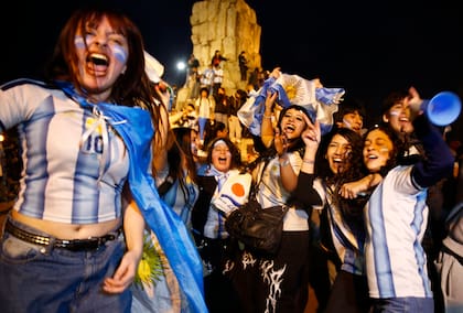 Un grupo de chicas festejan tras el triunfo frente a Inglaterra