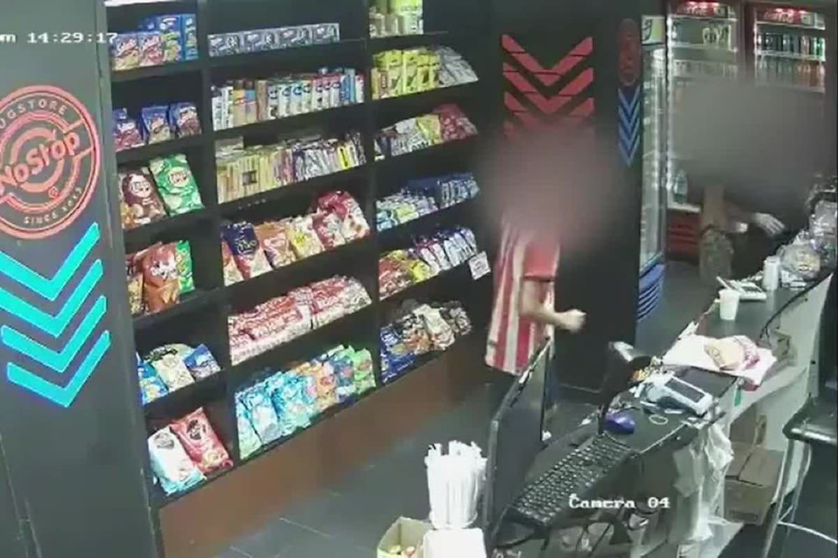 Un grupo de chicos armados robó paquetes de figuritas del Mundial en un kiosco de La Plata
