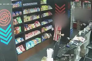 Un grupo de chicos armados robó paquetes de figuritas del Mundial en un kiosco de La Plata