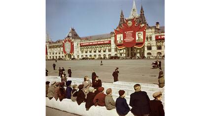 Un grupo de chicos espera para visitar la tumba de Lenin, en la Plaza Roja de Moscú, en 1947. (Robert Capa/International Center of Photography/Magnum Photos)