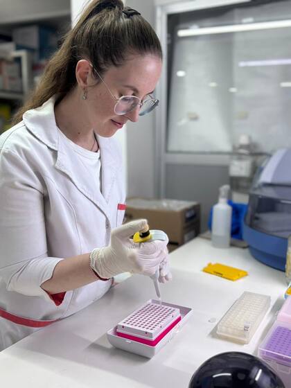 Un grupo de científicos argentinos creó un autotest para detectar el cáncer de colon en forma temprana; fue finalista del premio IB50K
