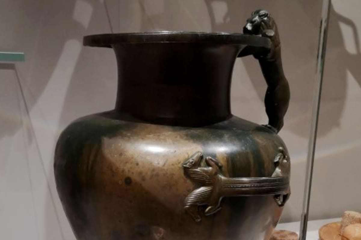 Un grupo de científicos descubrió el contenido de jarrones de 2.500 años de antigüedad hallados en Italia