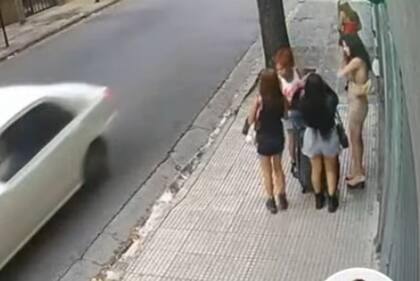 Un grupo de cinco mujeres desvalijó a un turista francés en Palermo