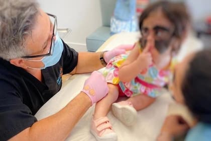 Un grupo de cirujanos rusos intervino quirúrgicamente a Luna Fenner para quitarle la marca de nacimiento que cubre gran parte de su rostro