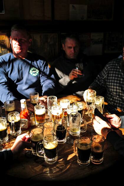 Un grupo de clientes bebe cervezas en McSorley's Old Ale House, en Nueva York