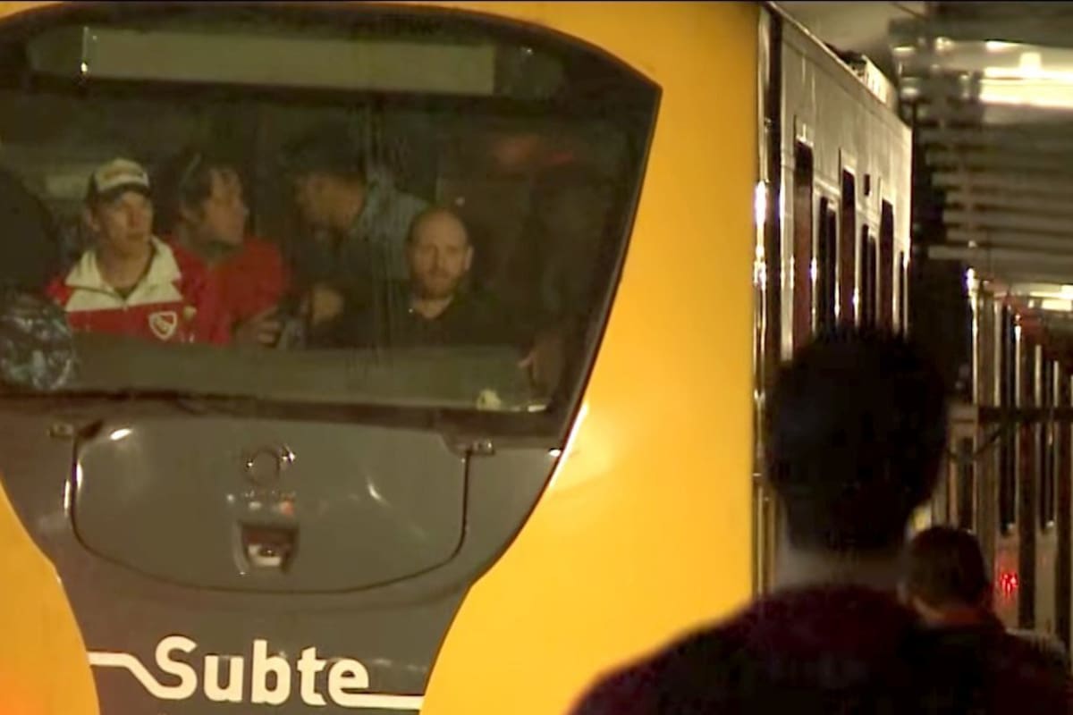Un grupo de delegados bloquea la cabina de un tren en la línea H