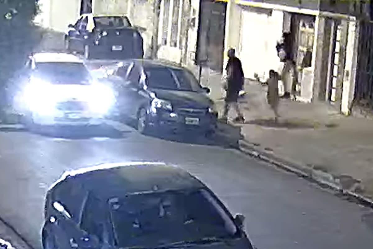 Un grupo de delincuentes amenazó con matar a un matrimonio y a sus dos hijas para robarles el auto.