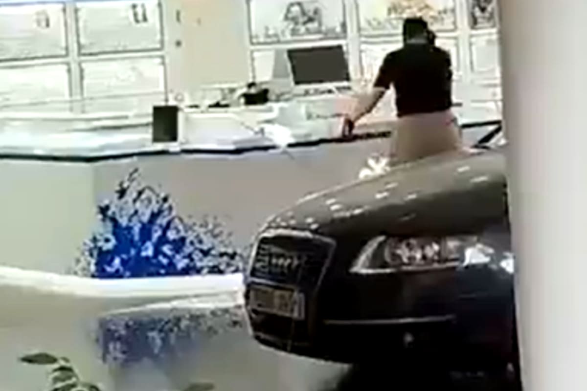 Un grupo de delincuentes ingresó en auto a un shopping de Madrid, robó una joyería a mazazos y escapó a toda velocidad