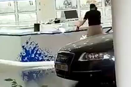 Un grupo de delincuentes ingresó en auto a un shopping de Madrid, robó una joyería a mazazos y escapó a toda velocidad