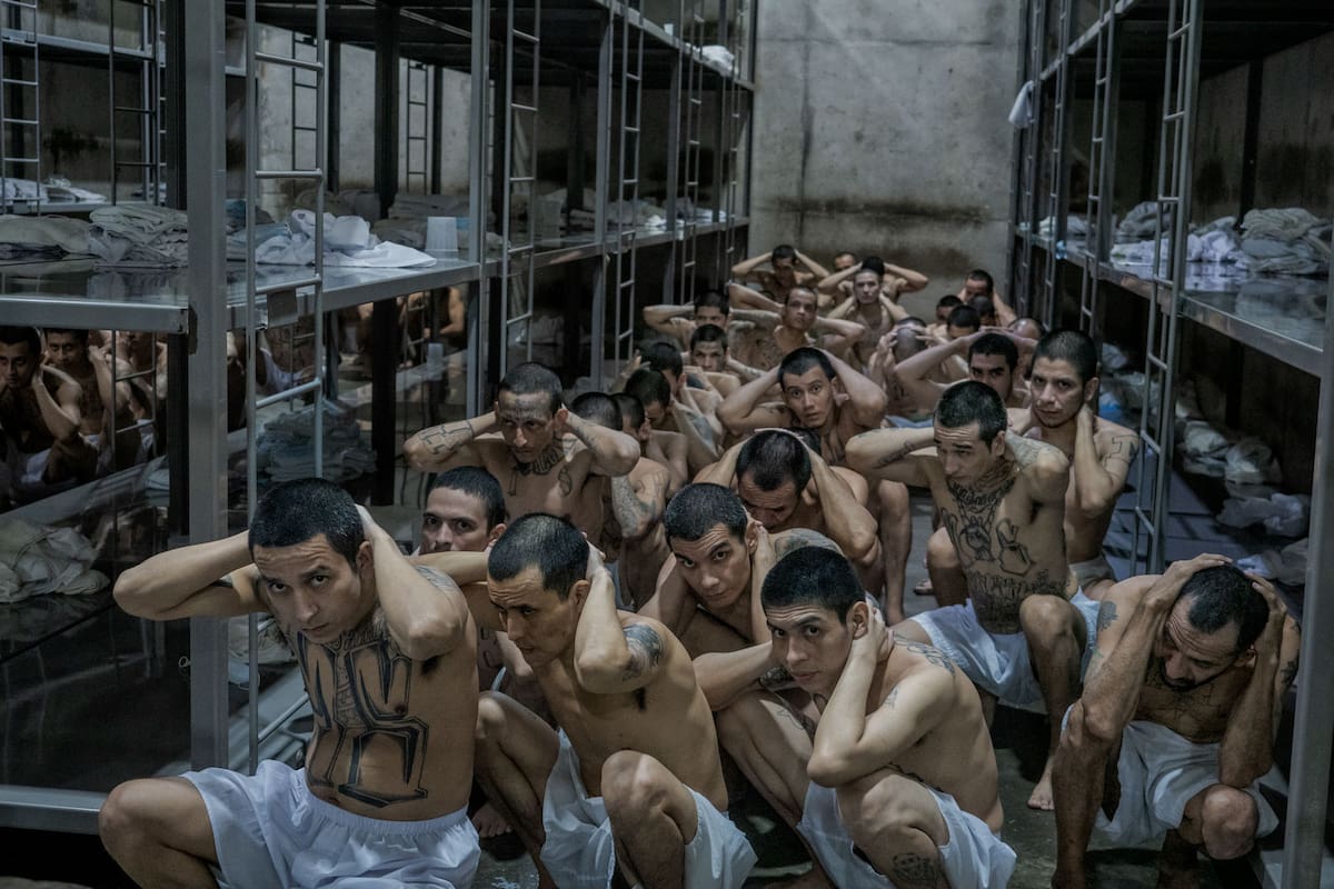 Un grupo de detenidos de la cárcel CECOT de El Salvador