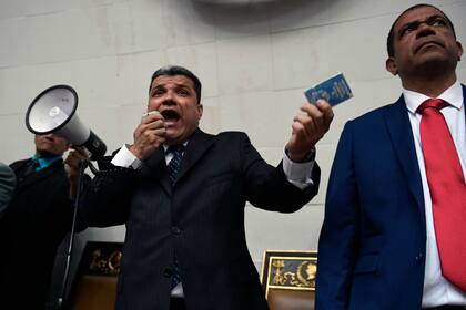 Un grupo de diputados fueron los encargados de llevar adelante la operación que dejó fuera de la asamblea a Guaidó y otros legisladores de la oposición