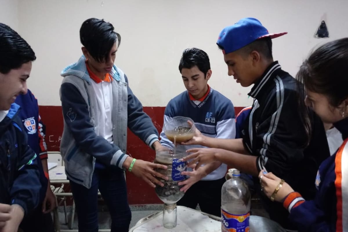 Un grupo de docentes y alumnos recorren escuelas rurales y enseñan a sus pares a construir pasteurizadores y filtros de agua caseros con elementos fáciles de conseguir