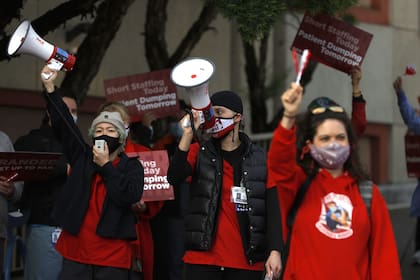 Un grupo de enfermeros en San Francisco, Estados Unidos, demandando aumentos salariales y mejores condiciones de trabajo