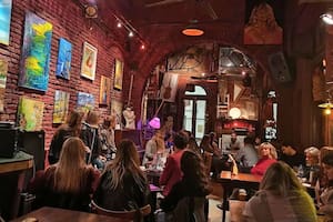 Un grupo de escritores leía en voz alta frente a un público que mezclaba desconocidos, amigos y familia.