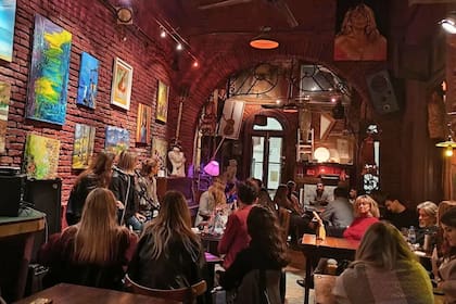 Un grupo de escritores leía en voz alta frente a un público que mezclaba desconocidos, amigos y familia