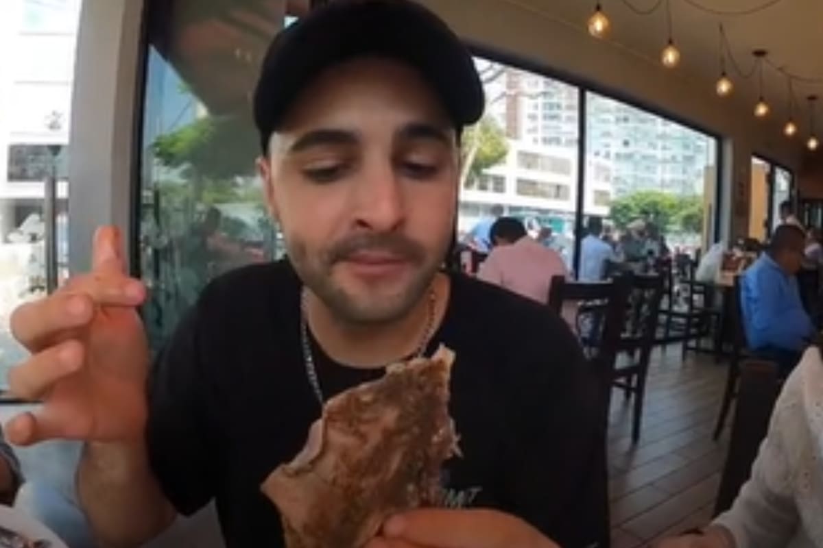 Un grupo de españoles probó el pollo a la brasa (Captura video)