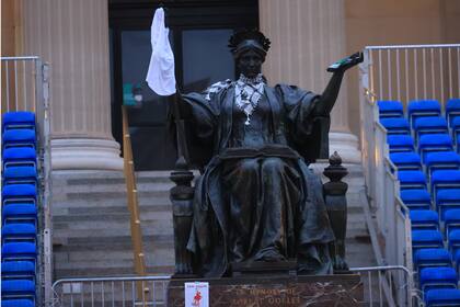 Un grupo de estudiantes de la Universidad de Columbia, que defienden a los palestinos, ingresa al icónico edificio Hamilton Hall mientras se reúnen para realizar una manifestación en el campus en Nueva York, Estados Unidos, el 30 de abril de 2024. (Photo by Selcuk Acar/Anadolu via Getty Images)