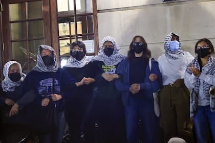 Un grupo de estudiantes de la Universidad de Columbia, que abogan por los palestinos, acceden al icónico edificio Hamilton Hall mientras se reúnen para organizar una manifestación en el campus de Nueva York, Estados Unidos, el 30 de abril de 2024. (Photo by Selcuk Acar/Anadolu via Getty Images)