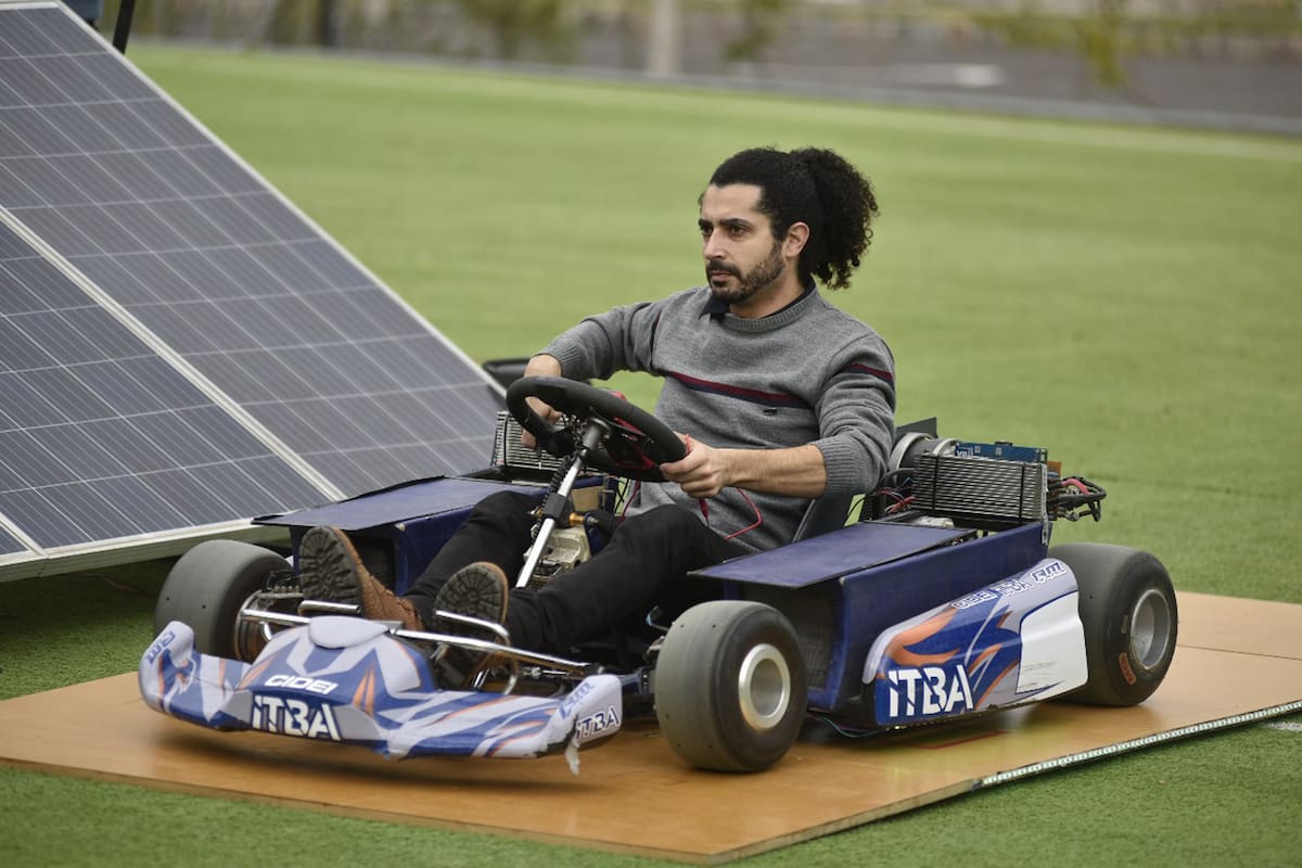 Un grupo de estudiantes del ITBA creó un proyecto de carga inalámbrica para autos eléctricos con energía solar
