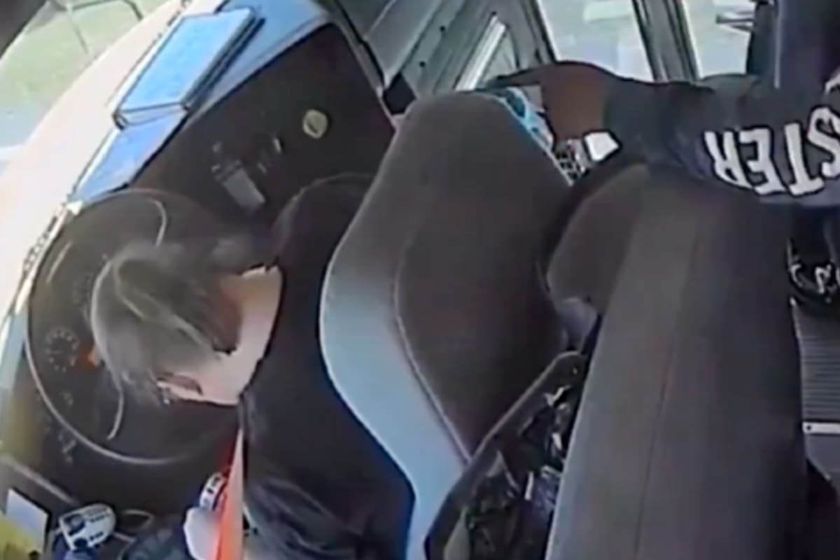Un grupo de estudiantes en Mississippi evitó un accidente de tránsito al tomar el control de un autobús cuya conductora se desmayó mientras circulaba por una autopista
