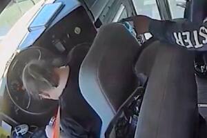 Un grupo de estudiantes en Mississippi evitó un accidente de tránsito al tomar el control de un autobús cuya conductora se desmayó mientras circulaba por una autopista