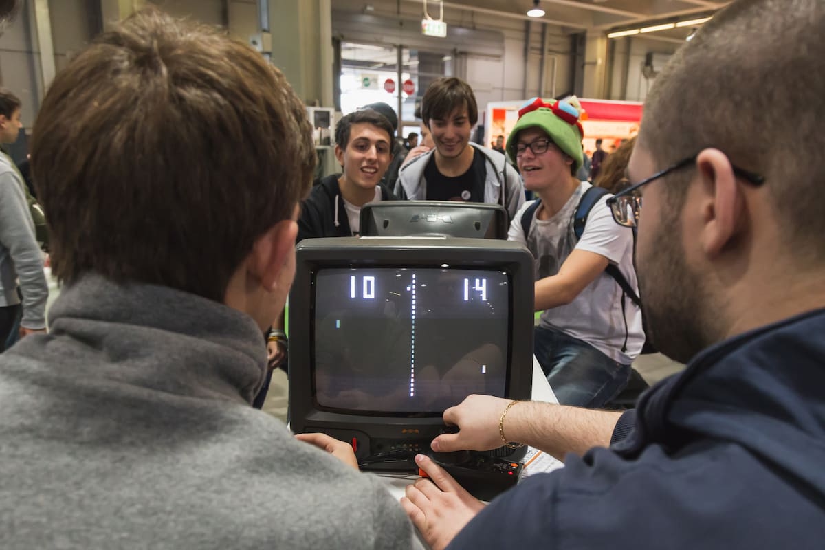 Un grupo de estudiantes juega al Pong, uno de los primeros éxitos comerciales del mundo de los videojuegos
