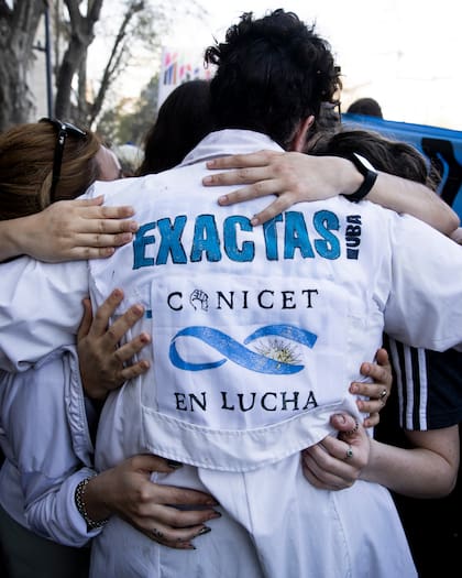 Un grupo de estudiantes y científicos se abrazan frente al Congreso tras conocerse el rechazo al veto del presidente Javier Milei a la Ley de Financiamiento Universitario, durante la 3ª Marcha Federal Universitaria, septiembre de 2025