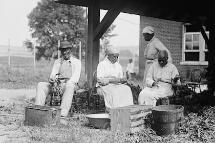 Un grupo de exesclavos fotografiados en Estados Unidos en 1920