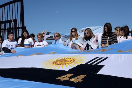 Un grupo de familiares les rindió homenaje a los 44 tripulantes anteayer en la Base Naval Mar del Plata