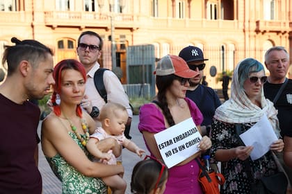 Un grupo de familias rusas que residen en el país protestaron esta tarde delante de la Casa Rosada, en la Plaza de Mayo, para pedir la liberación de las jóvenes embarazadas retenidas en el aeropuerto de Ezeiza