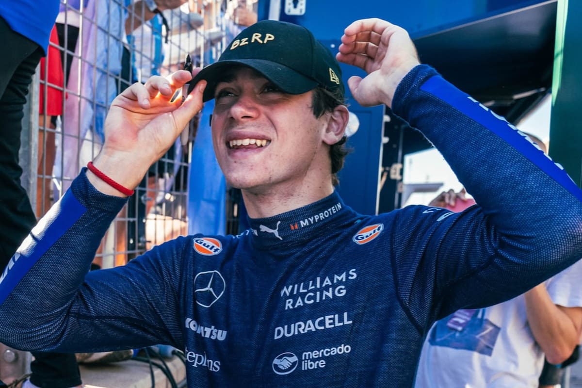 Un grupo de fans dibujó la cara de Franco Colapinto en la arena y la reacción del piloto no se hizo esperar (Foto: Instagram @williamsracing)
