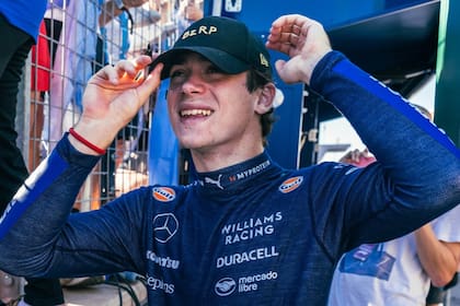 Un grupo de fans dibujó la cara de Franco Colapinto en la arena y la reacción del piloto no se hizo esperar (Foto: Instagram @williamsracing)