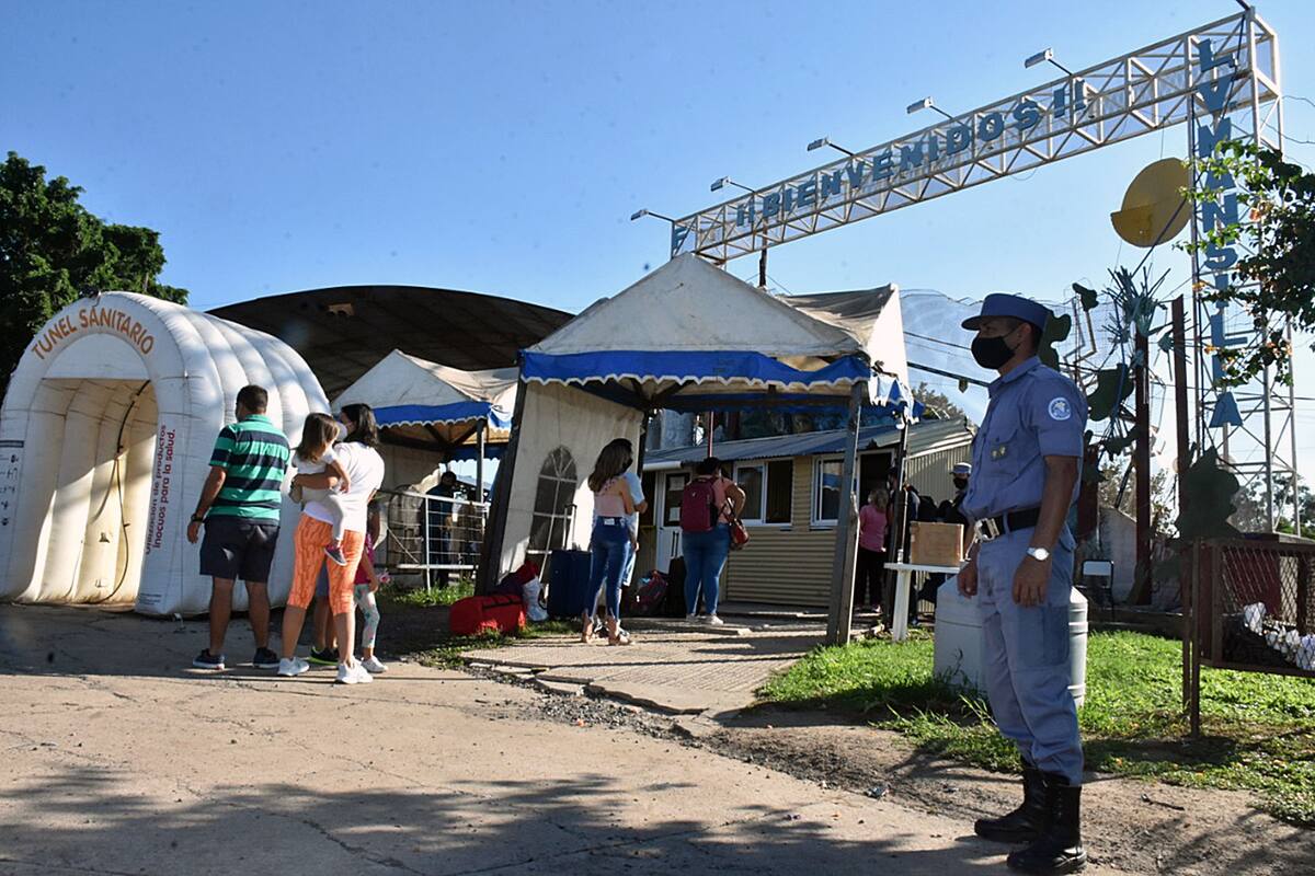 Un grupo de formoseños en el control de egreso por Mansilla; cada hora que pasa, más gente se anima a salir para reencontrarse con familiares y amigos