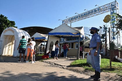 Un grupo de formoseños en el control de egreso por Mansilla; cada hora que pasa, más gente se anima a salir para reencontrarse con familiares y amigos