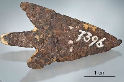 Un grupo de geólogos en Berna, Suiza, descubrió un trozo de meteorito con punta de flecha que era utilizado como arma durante la antigua Edad del Bronce