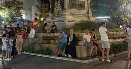 Un grupo de granadinos en alerta luego de los movimientos de la tierra