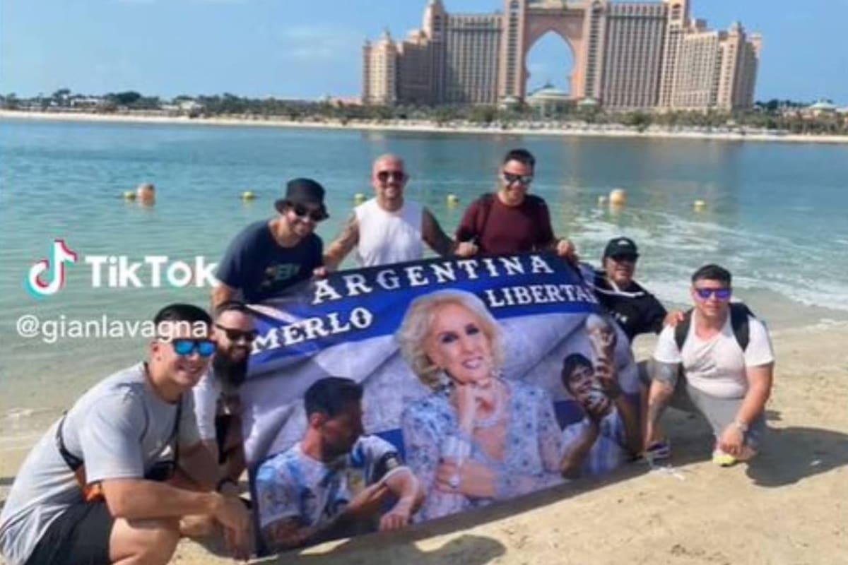 Un grupo de hinchas argentinos llevó una bandera muy original con la figura de Mirtha Legrand en el centro