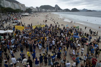 Un grupo de hinchas de Boca se reunió este lunes en Copacabana para empezar a palpitar el partido en el Maracaná