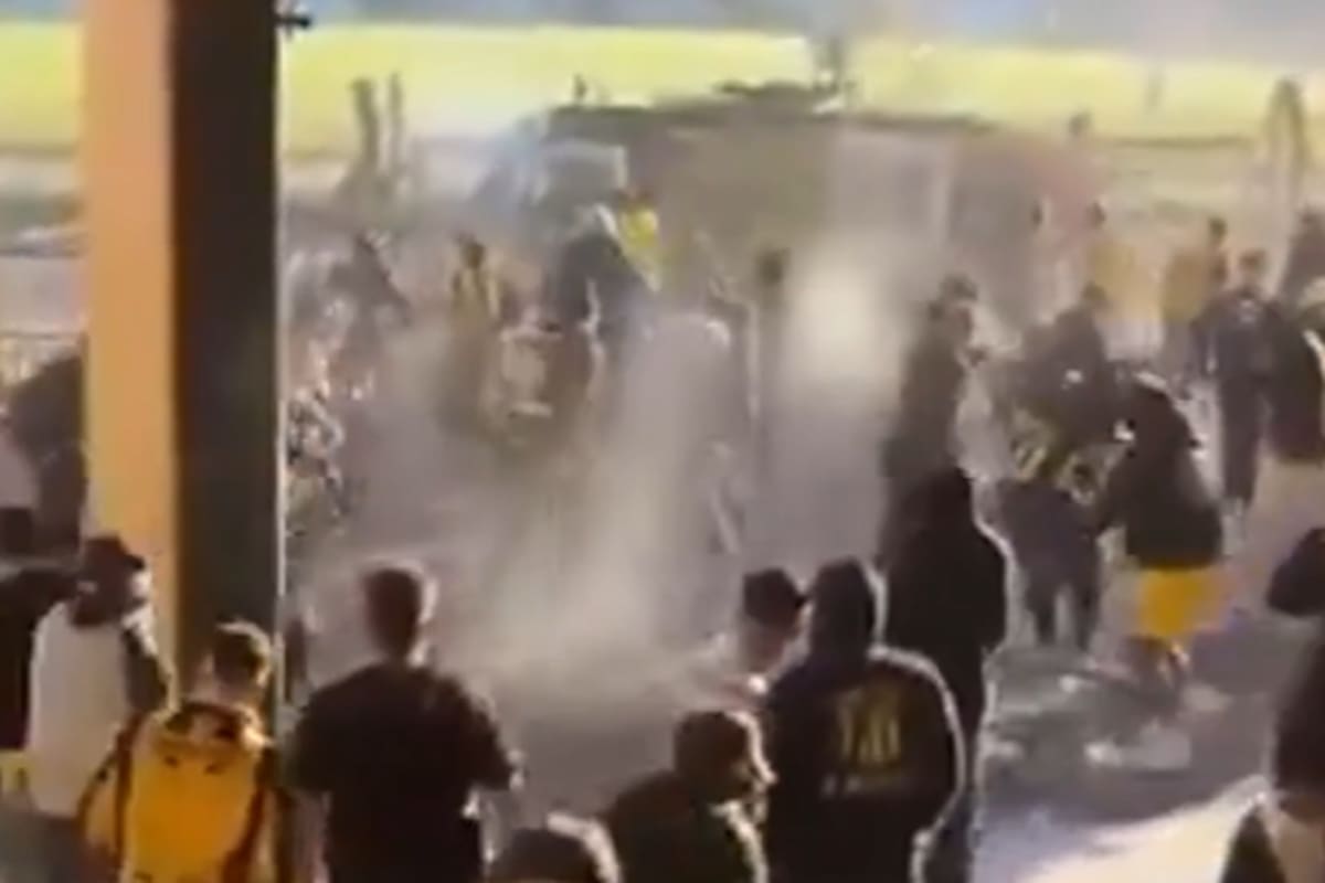 Un grupo de hinchas de Peñarol se enfrentó con la Policía tras la derrota 1 a 0 ante Nacional en el clásico uruguayo del Torneo Clausura