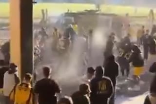 Hinchas de Peñarol se enfrentaron con la Policía tras la derrota en el clásico uruguayo ante Nacional