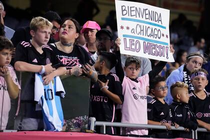 Un grupo de hinchas esperaba por Messi durante el partido entre Chicago Fire e Inter Miami, pero la Pulga no actuó