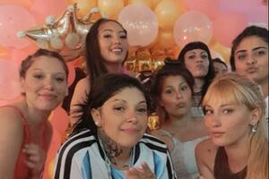 Un grupo de internas reunidas en el pabellón durante la celebración que luego se volvió viral en redes sociales
