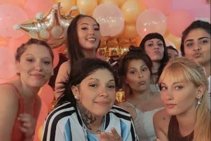 Un grupo de internas reunidas en el pabellón durante la celebración que luego se volvió viral en redes sociales