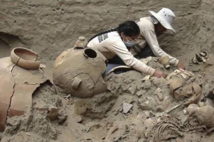 Un grupo de investigadores descubre una tumba de 1.000 años de antigüedad de una figura de élite de la cultura prehispánica Chancay en el sitio arqueológico funerario de Macaton,en la costa de la provincia de Huaral, unos 75 km al norte de Lima, Perú, el 21 de mayo de 2023