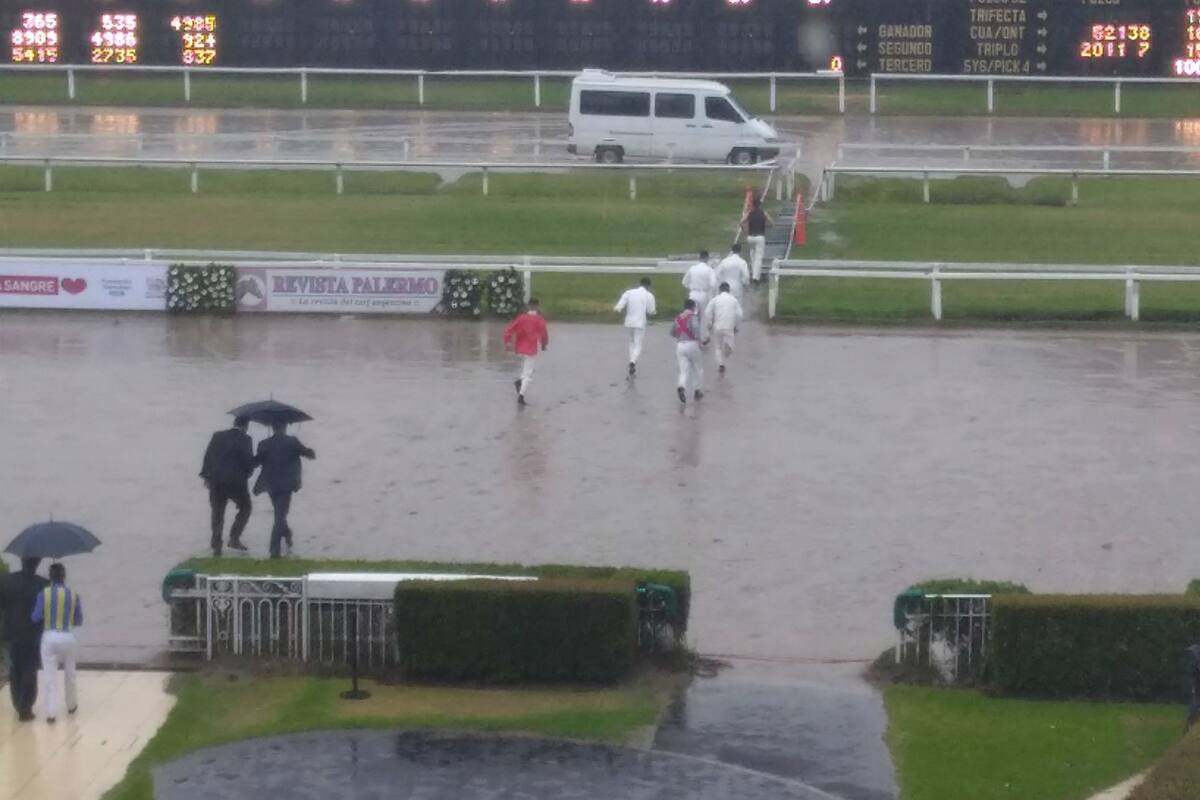 Un grupo de jockeys fueron llevados en una combi hasta el sector que no está en buenas condiciones
